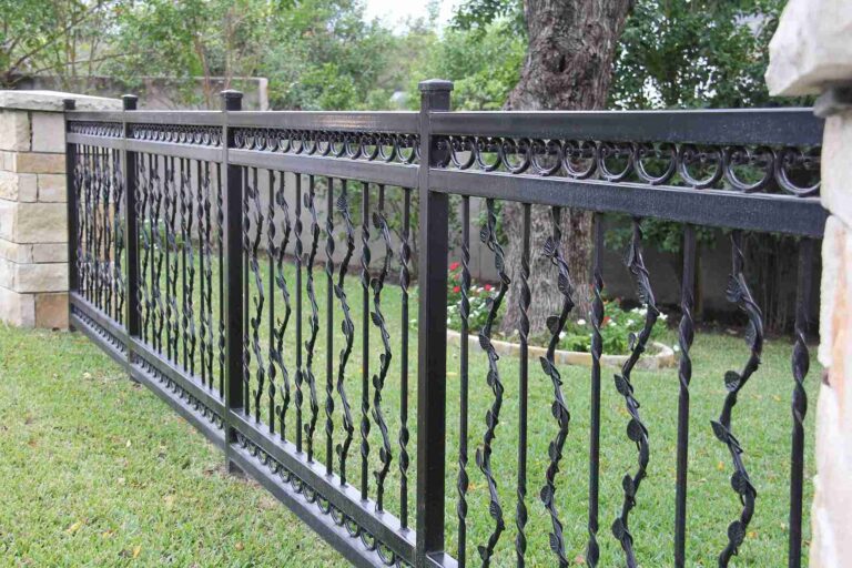 25+ Steel Metal Fence Ideas That Look Modern and Expensive