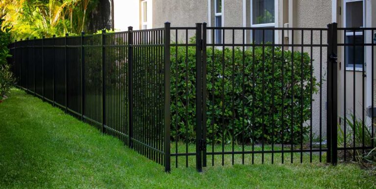 29+ Aluminum Fence Ideas That Give Your Yard a Polished Look